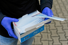 Dwa tysiące maseczek rozdane elblążanom