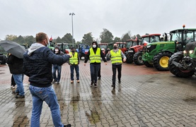 Rolniczy protest w Elblągu. \"Nie\" dla \"piątki Kaczyńskiego\"