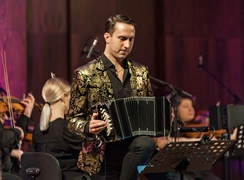 Do tanga trzeba czasem więcej niż dwojga