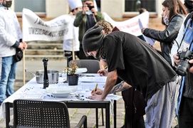 Gastronomia z czarną polewką dla rządu