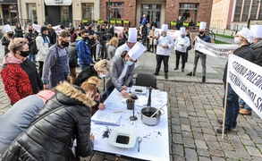 Gastronomia z czarną polewką dla rządu