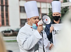 Gastronomia z czarną polewką dla rządu