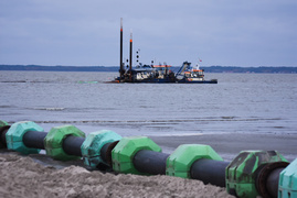 Poszerzają plażę w Kadynach