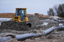 Poszerzają plażę w Kadynach