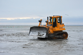 Poszerzają plażę w Kadynach