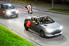 Protestujący: PiS jak kot