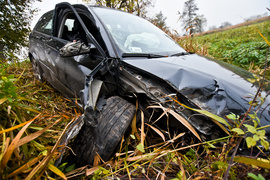Kobieta kierująca audi uderzyła w drzewo