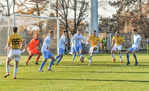 Punkty są żółto-biało-niebieskie