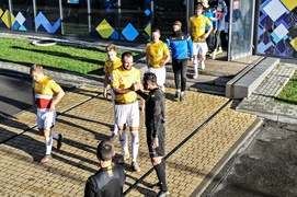 Punkty są żółto-biało-niebieskie