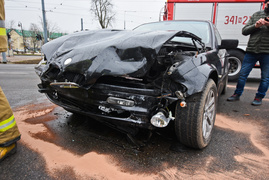Zderzenie renault z bmw pod szkołą muzyczną (aktualizacja)
