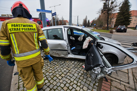 Zderzenie renault z bmw pod szkołą muzyczną (aktualizacja)