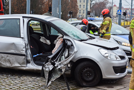 Zderzenie renault z bmw pod szkołą muzyczną (aktualizacja)