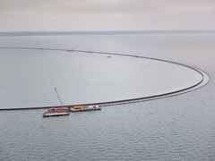 Montują most nad przekopem Mierzei i budują wyspę