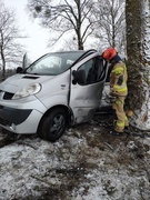 Bus uderzył w drzewo