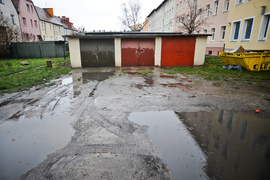 Dziury, wyrwy i zepsute samochody