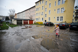 Dziury, wyrwy i zepsute samochody