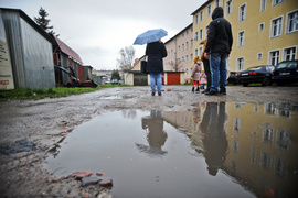 Dziury, wyrwy i zepsute samochody