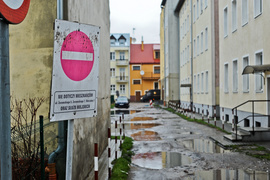 Dziury, wyrwy i zepsute samochody