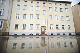 Dziury, wyrwy i zepsute samochody