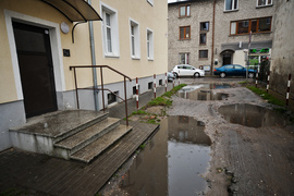 Dziury, wyrwy i zepsute samochody