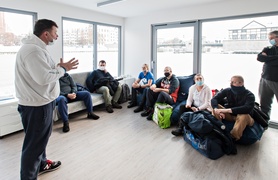 Pływali w lodowatej rzece