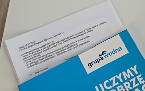 Pływali w lodowatej rzece