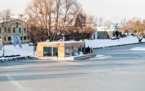 Pływali w lodowatej rzece