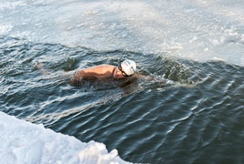 Pływali w lodowatej rzece