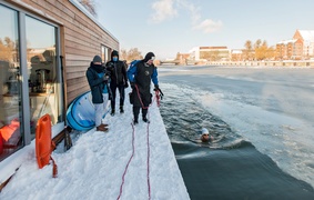 Pływali w lodowatej rzece