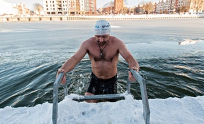 Pływali w lodowatej rzece