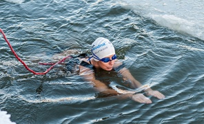 Pływali w lodowatej rzece