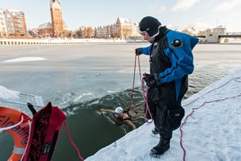 Pływali w lodowatej rzece