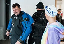 Pływali w lodowatej rzece