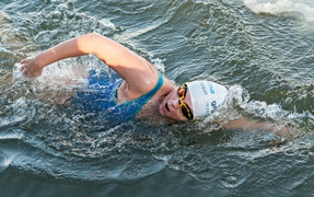 Pływali w lodowatej rzece