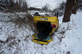 Toyota i jeep w rowie