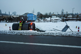 Toyota i jeep w rowie