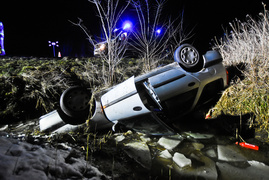 Wyprzedzał pijany i bez pasów, wylądował w rowie na dachu