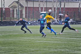 W deszczu bez bramek