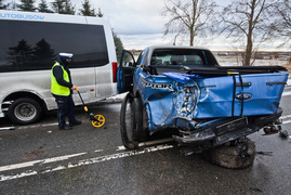 W Komorowie Żuławskim zderzyły się SUV, pickup i bus