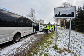 W Komorowie Żuławskim zderzyły się SUV, pickup i bus